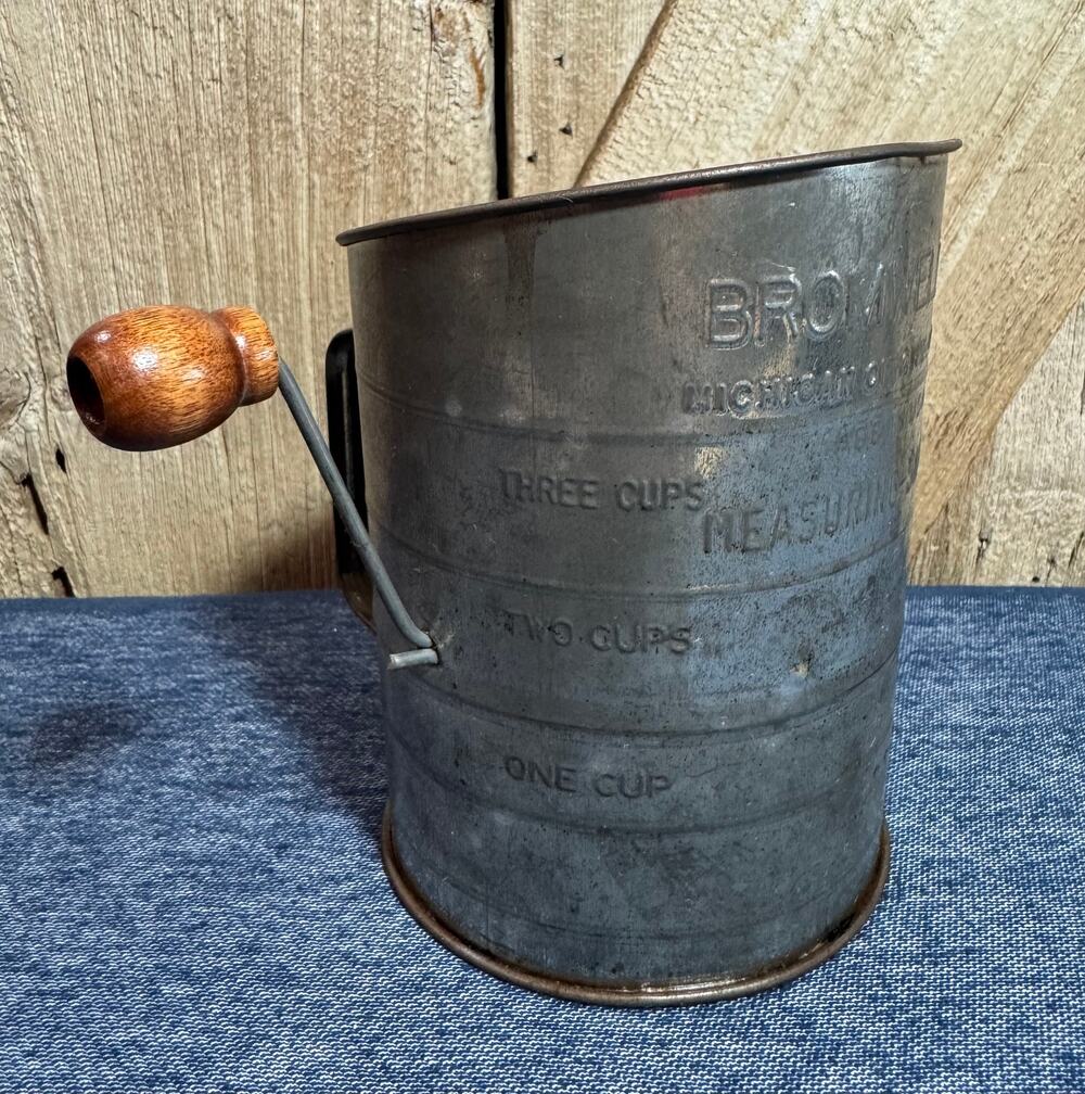 Vintage Bromwell’s 3 Cup Measuring Sifter Wooden Crank Handle Flour Sifter